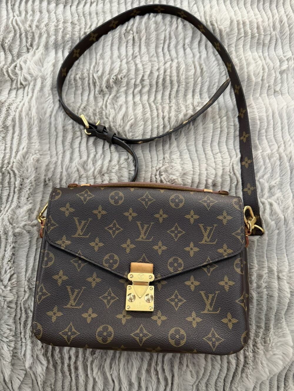 Louis Vuitton Pochette Metis Monogram Canvas Leather Messenger Bag